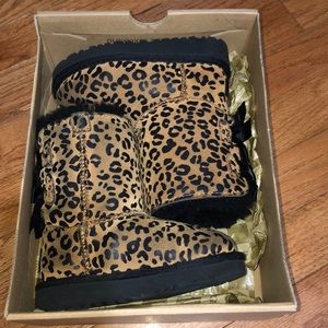 Toddler girl leopard Ugg’s size 7